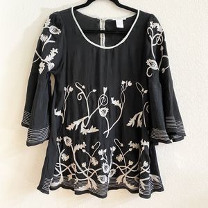 Esley Blouse Size M Embroidered Detail White Black Flowy Button Back‎ Top Blouse
